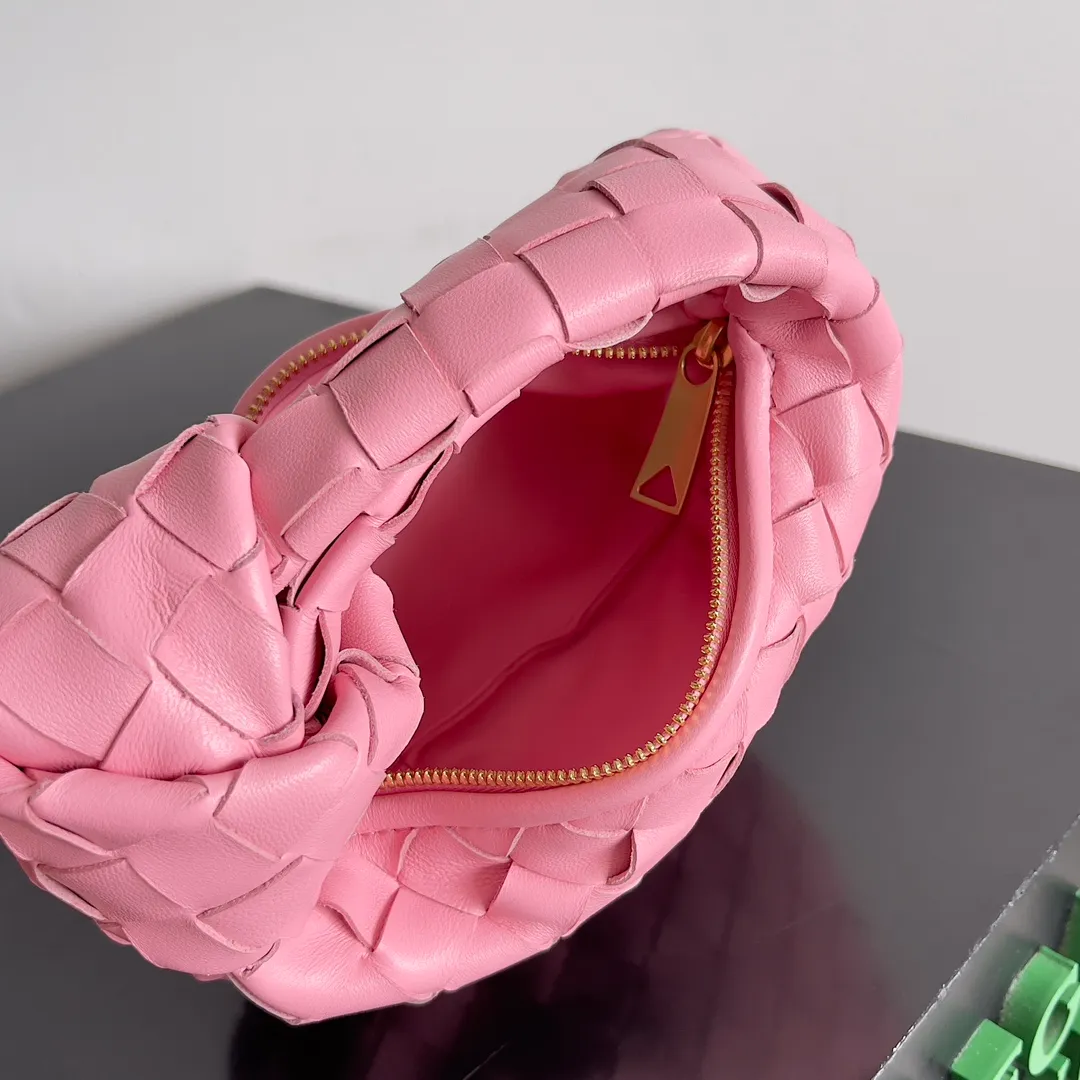 Batch 1080 BV super mini JODIE handbag, dumpling bag, braided knotted bag, simple, fashionable and super cute🍒Every color is high-end. It is a smaller version of the original mini version🤣It can only hold cuteness🍓🍓The upper body is fashionable and romantic. The fashionable bags created by Daniel Lee are really more and more favored by street experts. Style number: 730828 Size: 17*16*6.5